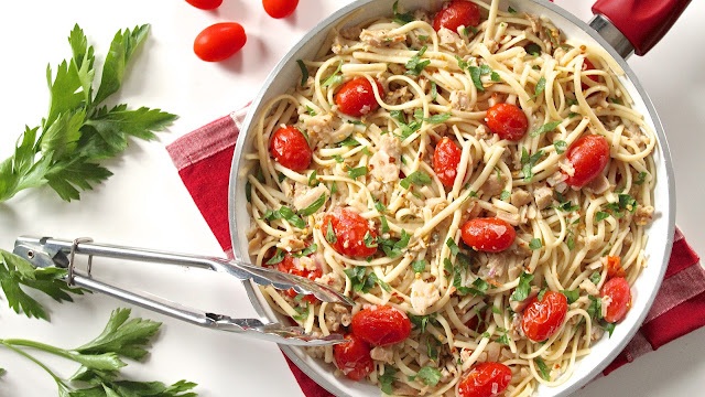 Chopped Clams and Linguine in Wine Sauce