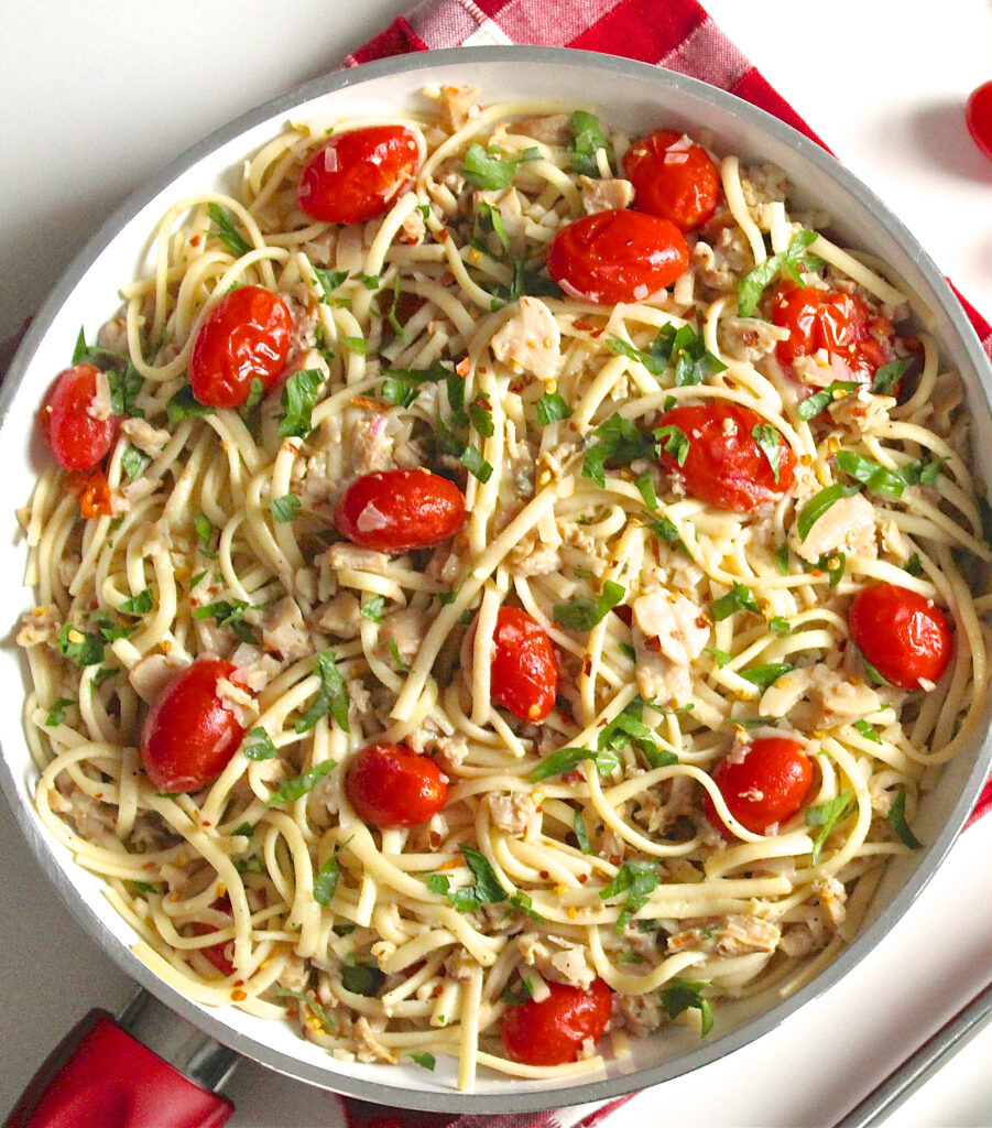 Chopped Clam and Linguine in Wine Sauce